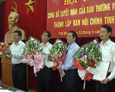 Đồng chí Phó Bí thư Thường trực Tỉnh ủy trao các Quyết định thành lập Ban Nội chính Tỉnh ủy, Quyết định điều động, bổ nhiệm các chức danh Trưởng, Phó Ban Nội chính Tỉnh ủy