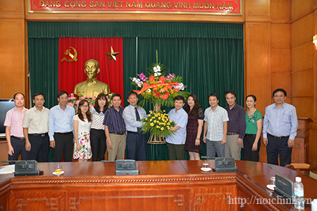 Đồng chí Lê Minh Chí, Phó trưởng Ban Nội chính Trung ương thay mặt Lãnh đạo Ban  tặng hoa chúc mừng Tạp chí Nội chính