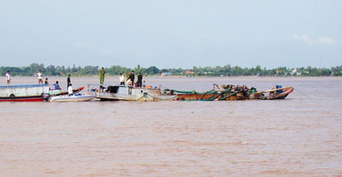 Bảo kê các đối tượng khai thác cát sông trái phép, nguyên Bí thư Huyện ủy Hồng Ngự, tỉnh Đồng Tháp bị đình chỉ sinh hoạt đảng