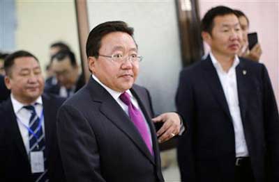 Tổng thống Mông Cổ Elbegdorj tại một điểm bỏ phiếu