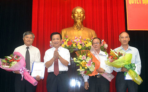 Đồng chí Phó Bí thư Thường trực phụ trách Thành ủy, Chủ tịch HĐND thành phố trao Quyết định thành lập và bổ nhiệm lãnh đạo Ban Nội chính Thành ủy