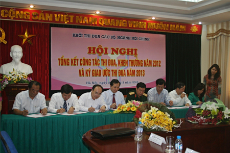 Khối thi đua các bộ, ngành nội chính Trung ương ký giao ước thi đua năm 2013