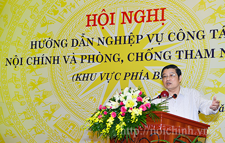 Đồng chí Phan Đình Trạc, Ủy viên Trung ương Đảng, Phó trưởng Ban Nội chính Trung ương hướng dẫn nghiệp vụ tại Hội nghị