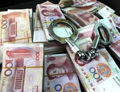 Tham nhũng khiến nhiều quan chức phải tra tay vào còng
