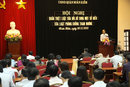 TS. Đinh Văn Minh, Phó Viện trưởng Viện khoa học thanh tra  (Thanh tra Chính phủ) phát biểu tại hội nghị.