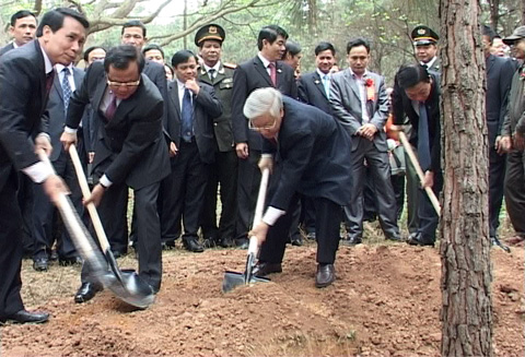 Tổng Bí thư Nguyễn Phú Trọng trồng cây tại đồi Đồng Váng, thôn Yên Bồ, xã Vật Lại, huyện Ba Vì