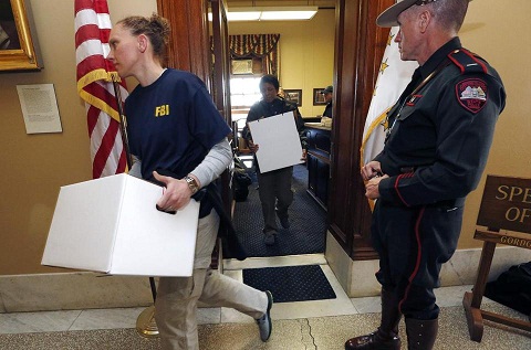 Các nhân viên điều tra của FBI khám xét văn phòng của ông Gordon Fox, cựu lãnh đạo phe Dân chủ tại Hạ viện bang Rhode Island 