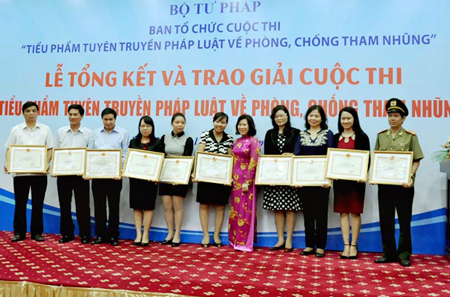 Trao giải cho các tập thể, cá nhân xuất sắc trong cuộc thi