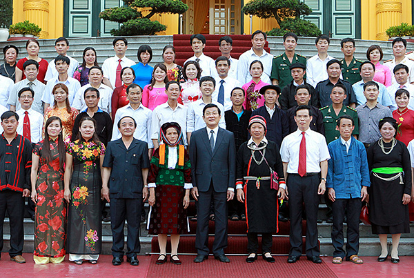 Chủ tịch nước Trương Tấn Sang với các đại biểu điển hình tiên tiến trong học tập và  làm theo tấm gương đạo đức Hồ Chí Minh.