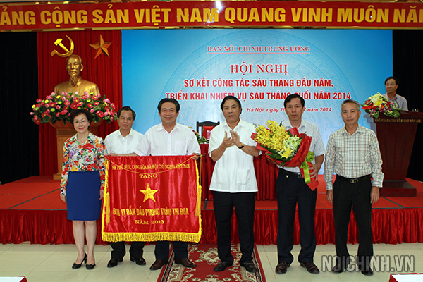 Đồng chí Nguyễn Bá Thanh, Ủy viên Trung ương Đảng, Phó trưởng Ban Thường trực Ban Chỉ đạo Trung ương về phòng, chống tham nhũng, Trưởng Ban Nội chính Trung ương trao tặng Cờ thi đua của Chính phủ cho Vụ theo dõi xử lý các vụ án (Vụ I)