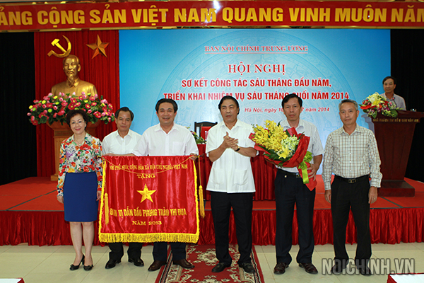 Đồng chí Nguyễn Bá Thanh, Ủy viên Trung ương Đảng, Phó trưởng Ban Thường trực Ban Chỉ đạo Trung ương về phòng, chống tham nhũng, Trưởng Ban Nội chính Trung ương trao tặng Cờ thi đua của Chính phủ cho Vụ theo dõi xử lý các vụ án (Vụ I)