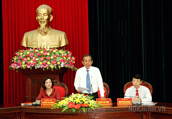  Đồng chí Trương Hòa Bình, Bí thư Trung ương Đảng, Chánh án Tòa án nhân dân tối cao, Ủy viên Ban Chỉ đạo, Trưởng đoàn công tác phát biểu tại buổi làm việc  