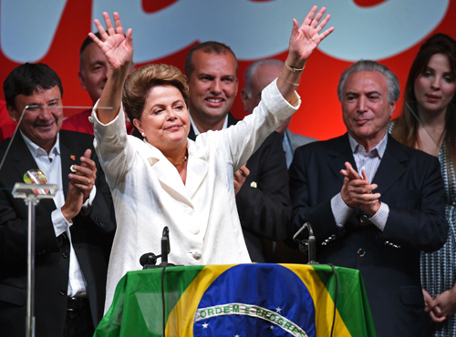 Tổng thống Dilma Rousseff (giữa) vẫy chào những người ủng hộ tại Brazil