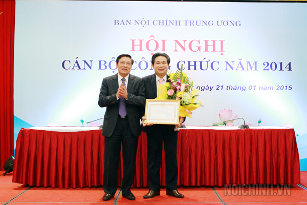 Đồng chí Phan Đình Trạc, Uỷ viên Trung ương Đảng, Phó trưởng Ban Thường trực Ban Nội chính Trung ương tặng Bằng khen của Trưởng Ban Nội chính Trung ương cho Chiến sỹ thi đua cấp Ban cho cán bộ có 3 năm liên tiếp đạt danh hiệu Chiến sỹ thi đua cấp cơ sở