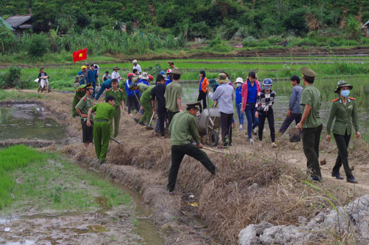 Đoàn viên thanh niên Công an tỉnh giúp dân làm đường nông thôn