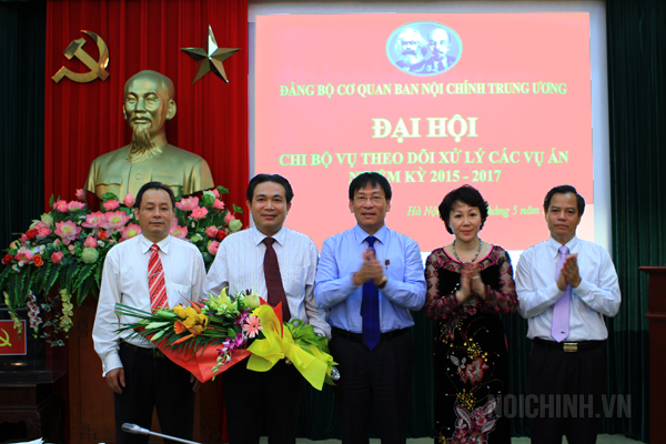 Đồng chí Phạm Anh Tuấn, Ủy viên Ban Chấp hành Đảng bộ Khối các cơ quan Trung ương, Bí thư Đảng ủy, Phó trưởng Ban Nội chính Trung ương chúc mừng Ban Chi ủy Vụ Theo dõi xử lý các vụ án nhiệm kỳ 2015 - 2017