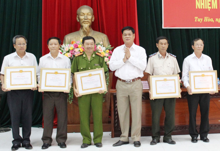 Đại diện lãnh đạo tỉnh Phú Yên trao bằng khen cho các tập thể,  cá nhân có thành tích xuất sắc trong công tác cải cách tư pháp  nhiệm kỳ 2011-2015