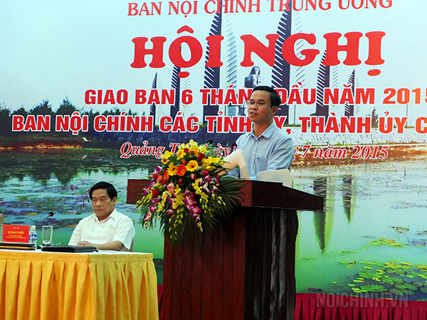 Đồng chí Phan Văn Tâm, Vụ trưởng Vụ Địa phương báo cáo kết quả công tác 6 tháng đầu năm và nhiệm vụ trọng tâm 6 tháng cuối năm 2015