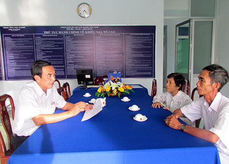 Ông Nguyễn Liên Khoa (bìa trái), Phó Chủ tịch Thường trực UBND tỉnh, tiếp công dân (Ảnh: baohaugiang.com.vn)