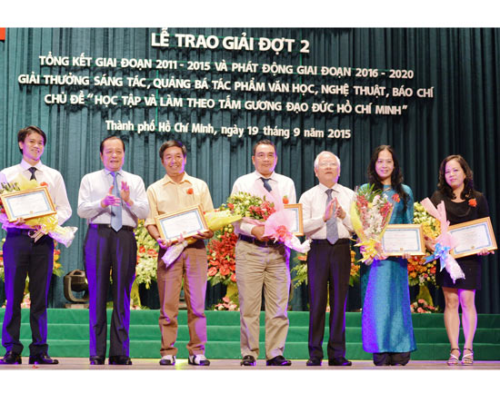 Đồng chí Lê Thanh Hải, Ủy viên Bộ Chính trị, Bí thư Thành ủy Thành phố Hồ Chí Minh và Lê Hoàng Quân, Ủy viên Trung ương Đảng, Chủ tịch UBND Thành phố trao giải A cho các tác giả, tác phẩm đạt giải