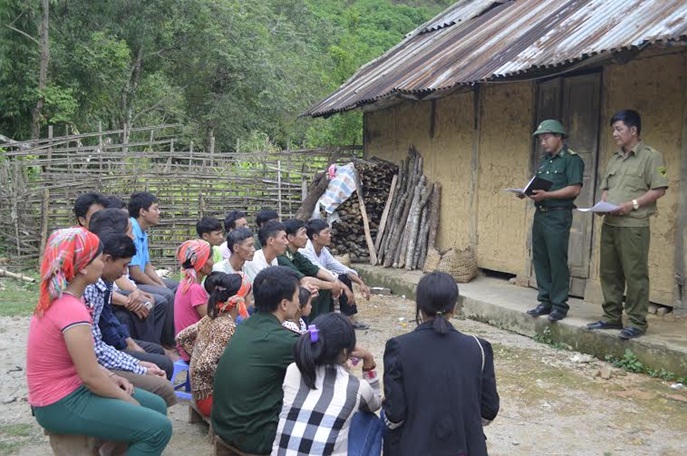 Bộ đội Biên phòng  Ka Lăng, huyện Mường Tè phối hợp với Công an xã Ka Lăng tuyên truyền pháp luật cho bà con