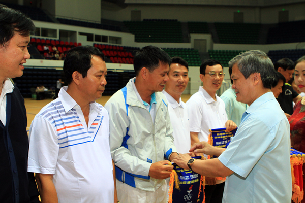 Đồng chí Nguyễn Văn Thông, Ủy viên Trung ương Đảng, Phó trưởng Ban Nội chính Trung ương tặng cờ lưu niệm các vận động viên