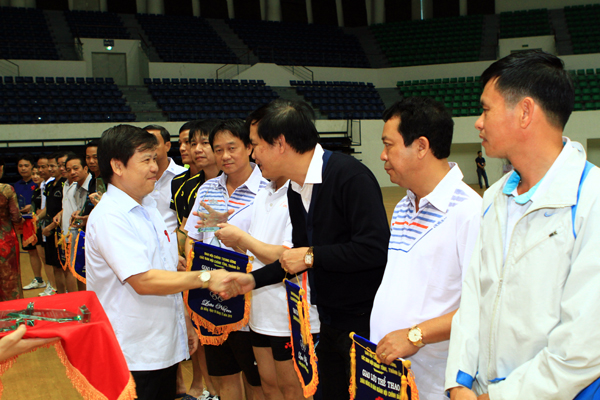 Đồng chí Lê Minh Trí, Bí thư đảng ủy, Phó trưởng Ban Nội chính Trung ương tặng các vận động viên