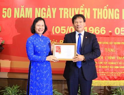 Đồng chí Phạm Anh Tuấn, Phó trưởng Ban Nội chính Trung ương trao Kỷ niệm chương tặng đồng chí Nguyễn Thị Nghĩa, Phó Bí thư Thường trực Thành ủy Hải Phòng