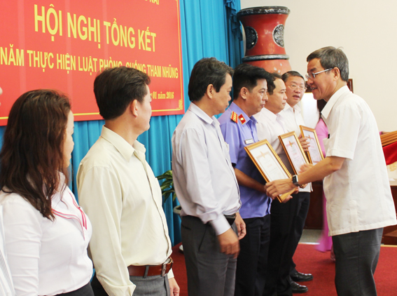 Đồng chí Đinh Quốc Thái, Phó Bí thư Tỉnh ủy, Chủ tịch UBND tỉnh trao bằng khen cho các tập thể đạt thành tích xuất sắc trong 10 năm thực hiện Luật phòng, chống tham nhũng