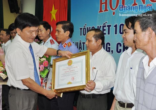 Đồng chí Trần Ngọc Căng, Phó Bí thư Tỉnh ủy, Chủ tịch Ủy ban nhân dân tỉnh trao Bằng khen của Ủy ban nhân dân tỉnh cho các tập thể và cá nhân 