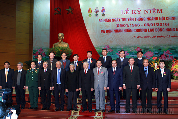 Đồng chí Tổng Bí thư Nguyễn Phú Trọng cùng các đồng chí nguyên Lãnh đạo, Lãnh đạo Đảng, Nhà nước chụp ảnh lưu niệm