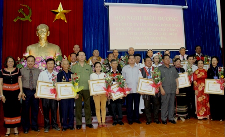 Đồng chí Lê Hồng Anh, Đại tướng Trần Đại Quang chụp ảnh lưu niệm cùng những người có uy tín trong đồng bào dân tộc thiểu số và chức sắc, chức việc tiêu biểu ở Tây Nguyên được nhận Bằng khen của Ban Chỉ đạo Tây Nguyên