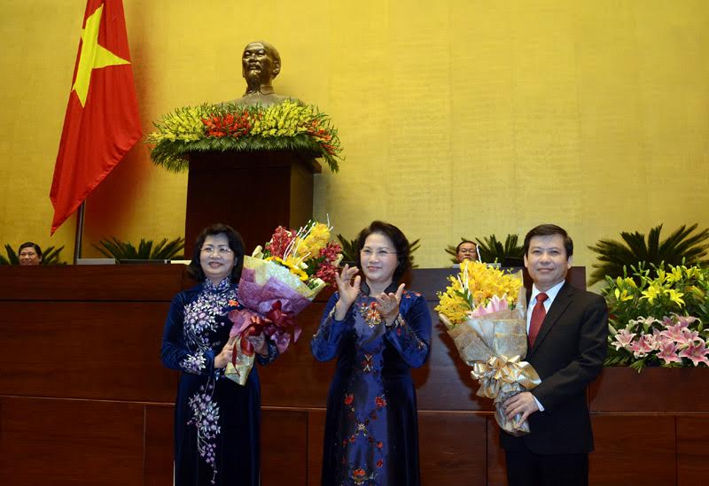 Chủ tịch Quốc hội Nguyễn Thị Kim Ngân tặng hoa chúc mừng Phó Chủ tịch nước Đặng Thị Ngọc Thịnh và Viện trưởng Viện kiểm sát nhân dân tối cao Lê Minh Trí