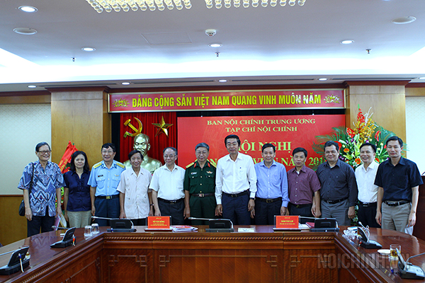 Các đồng chí: Võ Văn Dũng, Ủy viên Trung ương Đảng, Phó trưởng Ban Nội chính Trung ương, Chủ tịch Hội đồng biên tập Tạp chí Nội chính; Đàm Văn Lợi, Tổng biên tập Tạp chí Nội chính chụp ảnh lưu niệm với cộng tác viên