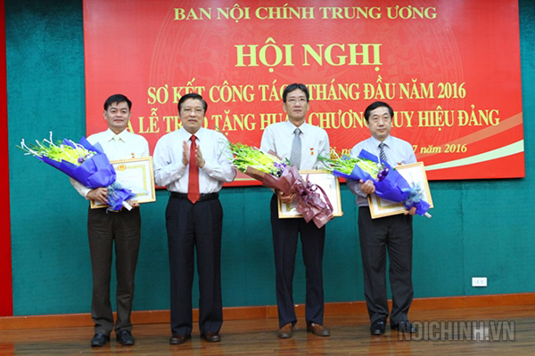 Đồng chí Phan Đình Trạc, Ủy viên Trung ương Đảng, Trưởng Ban Nội chính Trung ương, Phó Trưởng ban Thường trực Ban Chỉ đạo Trung ương về PCTN  trao tặng Huy hiệu 30 năm tuổi Đảng cho các đảng viên trong Đảng bộ cơ quan Ban Nội chính Trung ương