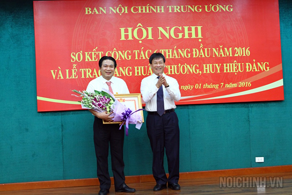 Đồng chí Phạm Anh Tuấn, Phó trưởng Ban Nội chính Trung ương chúc mừng đồng chí Nguyễn Văn Yên, Vụ trưởng Vụ Theo dõi  xử lý các vụ án đạt danh hiệu Chiến sỹ thi đua toàn quốc  