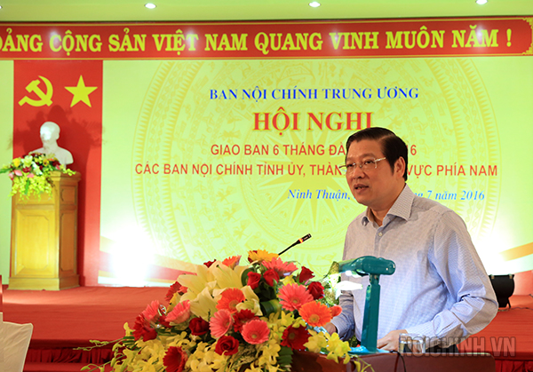 Đồng chí Phan Đình Trạc, Ủy viên Trung ương Đảng, Ủy viên Ban Chỉ đạo Trung ương về phòng, chống tham nhũng, Phó trưởng Ban Thường trực Ban Nội chính Trung ương phát biểu tại Hội nghị