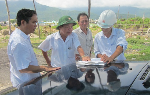 Đồng chí Hồ Văn Hải, Ủy viên Thường vụ Tỉnh ủy, Trưởng Ban Nội chính Tỉnh ủy làm việc với Thường trực Đảng ủy thị trấn Lăng Cô, huyện Phú Lộc, đồng thời kiểm tra thực địa công trình xây dựng Trung tâm nuôi dưỡng người lao động