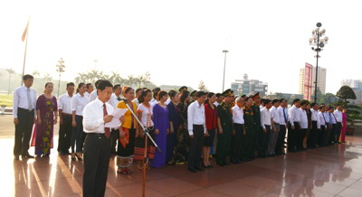 Đoàn đại biểu điển hình “Học tập và làm theo tấm gương đạo đức Hồ Chí Minh” tỉnh Nghệ An giai đoạn 2011-2016 dâng hoa, báo công với Bác tại Quảng trường Hồ Chí Minh