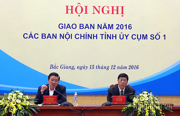 Đồng chí Phan Đình Trạc, Ủy viên Trung ương Đảng, Trưởng Ban Nội chính Trung ương, Phó Trưởng ban Thường trực Ban Chỉ đạo Trung ương về phòng, chống tham nhũng và đồng chí Bùi Văn Hải, Ủy viên Trung ương Đảng, Bí thư Tỉnh ủy Bắc Giang chủ trì Hội nghị