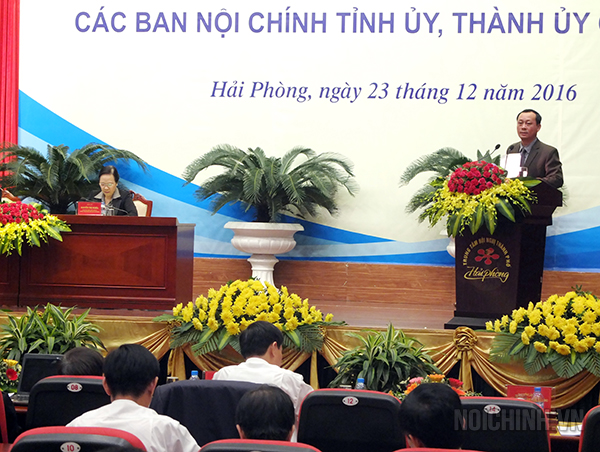 Đồng chí Phan Đức Đồng, Trưởng Ban Nội chính Tỉnh ủy Nghệ An (Cụm trưởng Cụm số 2) trình bày dự thảo báo cáo kết quả công tác của 13 ban nội chính tỉnh ủy Cụm số 2