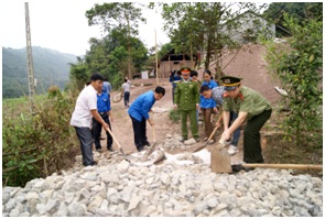 Đoàn thanh niên Công an tỉnh Hòa Bình giúp bà con 2 xã Hang Kia, Pà Cò, huyện Mai Châu làm đường giao thông