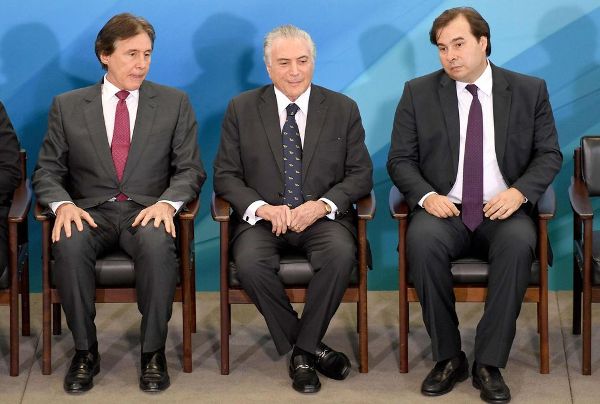 Tổng thống Brazil Michel Temer ngồi giữa 2 nhân vật đang bị đề nghị điều tra tham nhũng là Eunicio Oliveira (bên trái - Chủ tịch Thượng viện) và Rodrigo Maia (bên phải - Chủ tịch Hạ viện). Ảnh: AFP