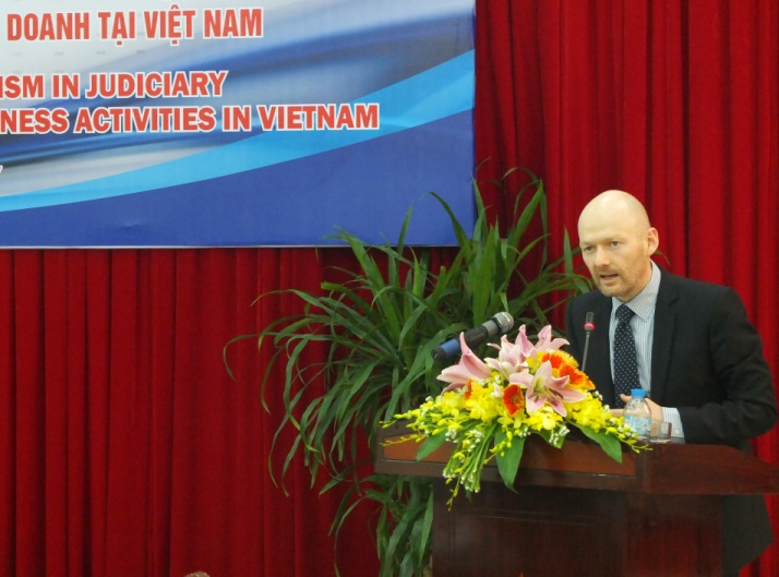 Ông Dennis Curry, Trợ lý Giám đốc UNDP tại Việt Nam phát biểu tại Hội thảo