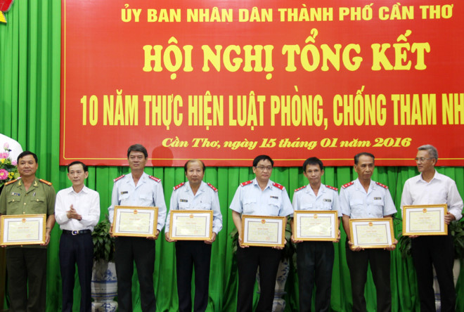 Trao tặng bằng khen cho các tập thể, cá nhân có thành tích trong công tác phòng, chống tham nhũng tại Hội nghị tổng kết 10 năm thực hiện Luật phòng chống tham nhũng 