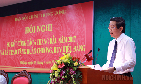 Đồng chí Võ Văn Dũng, Ủy viên Trung ương Đảng, Phó Trưởng Ban Thường trực Ban Nội chính Trung ương trình bày Dự thảo Báo cáo tại Hội nghị