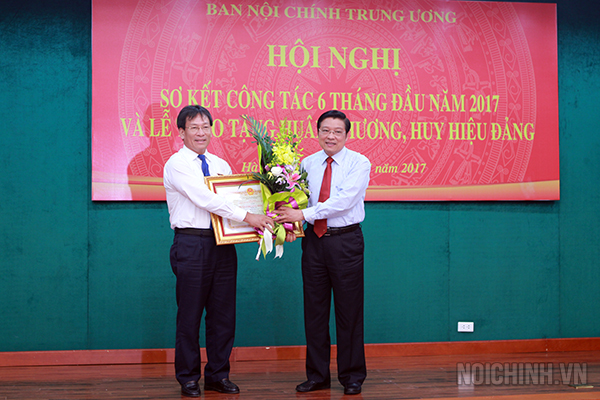 Đồng chí Phan Đình Trạc, Trưởng Ban Nội chính Trung ương thay mặt lãnh đạo Đảng, Nhà nước trao Huân chương Độc lập hạng Ba cho đồng chí Phạm Anh Tuấn, nguyên Phó Trưởng Ban Nội chính Trung ương