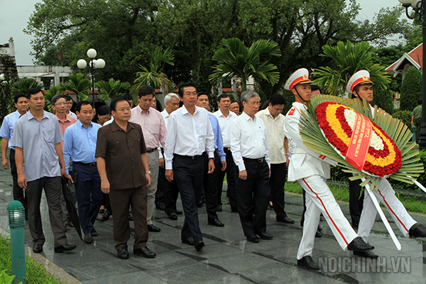 Đồng chí Trần Quốc Vượng, Ủy viên Bộ Chính trị, Bí thư Trung ương Đảng, Chủ nhiệm Ủy ban Kiểm tra Trung ương, Phó trưởng Ban Chỉ đạo Trung ương về phòng, chống tham nhũng làm Trưởng Đoàn 