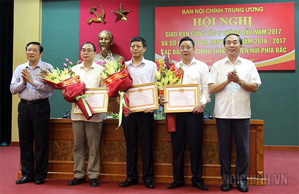 Đồng chí Phan Đình Trạc, Ủy viên Trung ương Đảng, Trưởng Ban Nội chính Trung ương và đồng chí Trần Quốc Tỏ, Ủy viên Trung ương Đảng, Bí thư Tỉnh ủy Thái Nguyên trao Bằng khen và tặng hoa chúc mừng Ban Nội chính Tỉnh ủy Thái Nguyên, Bắc Giang, Cao Bằng