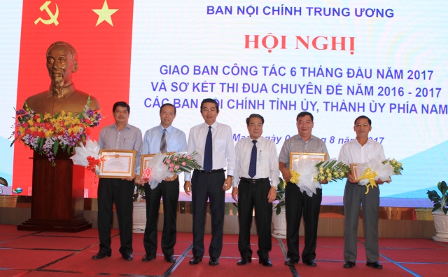 Đồng chí Võ Văn Dũng, Ủy viên Trung ương Đảng, Phó Trưởng ban Thường trực Ban Nội chính Trung ương và đồng chí Dương Thanh Bình, Ủy viên Trung ương Đảng, Bí thư tỉnh ủy trao Bằng khen, tặng hoa chúc mừng Ban Nội chính 